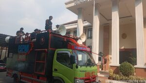Mobil Komando FSPMI Kuasai Halaman PTUN Bandung, Kawal Sidang Gugatan UMSK Jabar 2026