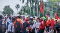 Ribuan Buruh Kepung Rumah Dinas Dan Kantor Pemprov Jabar
