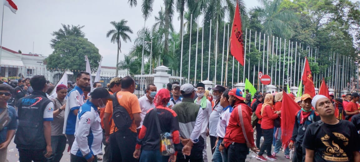 Ribuan Buruh Kepung Rumah Dinas Dan Kantor Pemprov Jabar