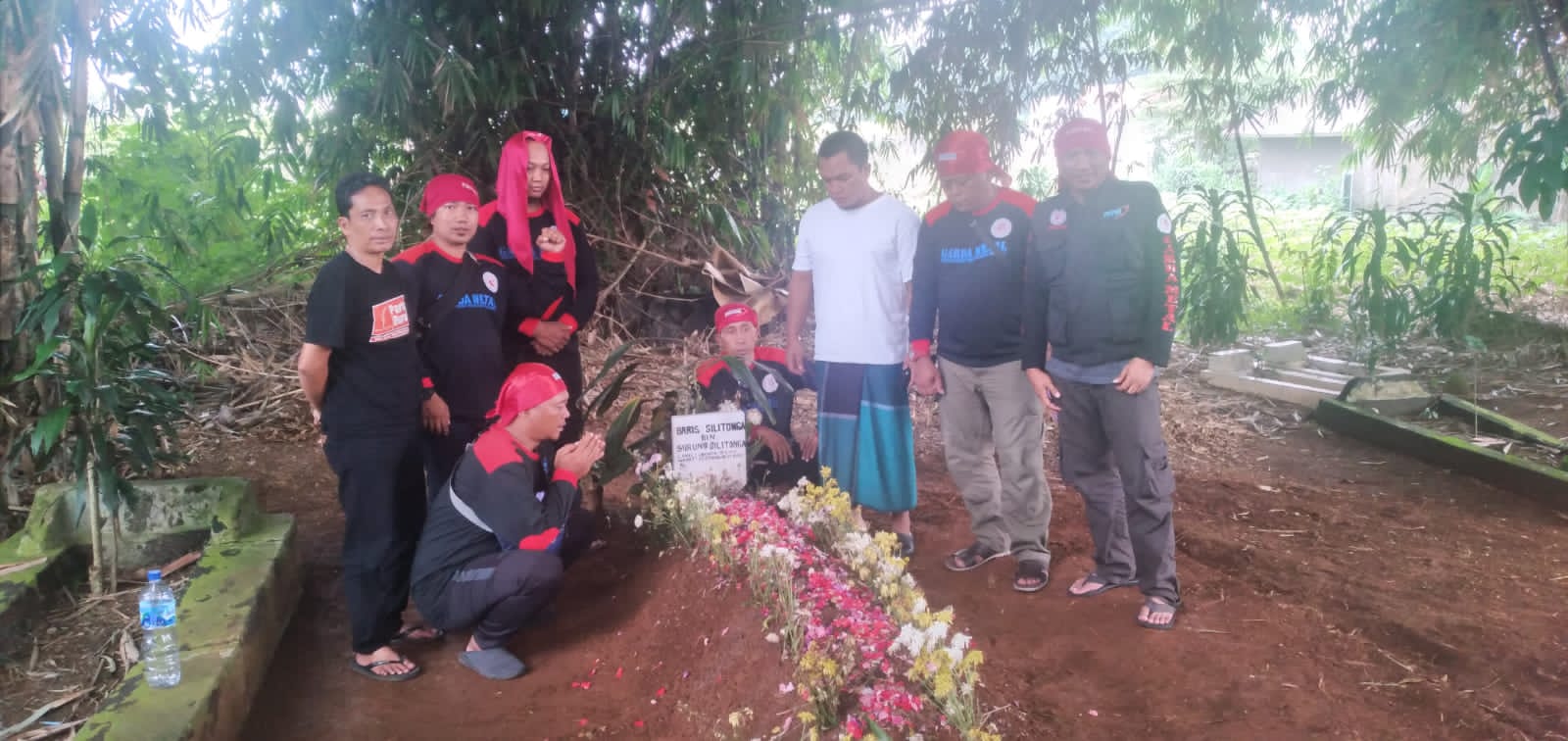 Garda Metal Jawa Timur Takziah sekaligus Berikan Bantuan Solidaritas kepada Keluarga Alm. Baris Silitonga