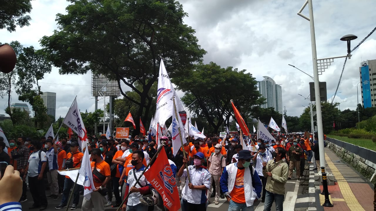 Rayakan HUT FSPMI Ke 23, Ribuan Buruh FSPMI Kepung DPR RI