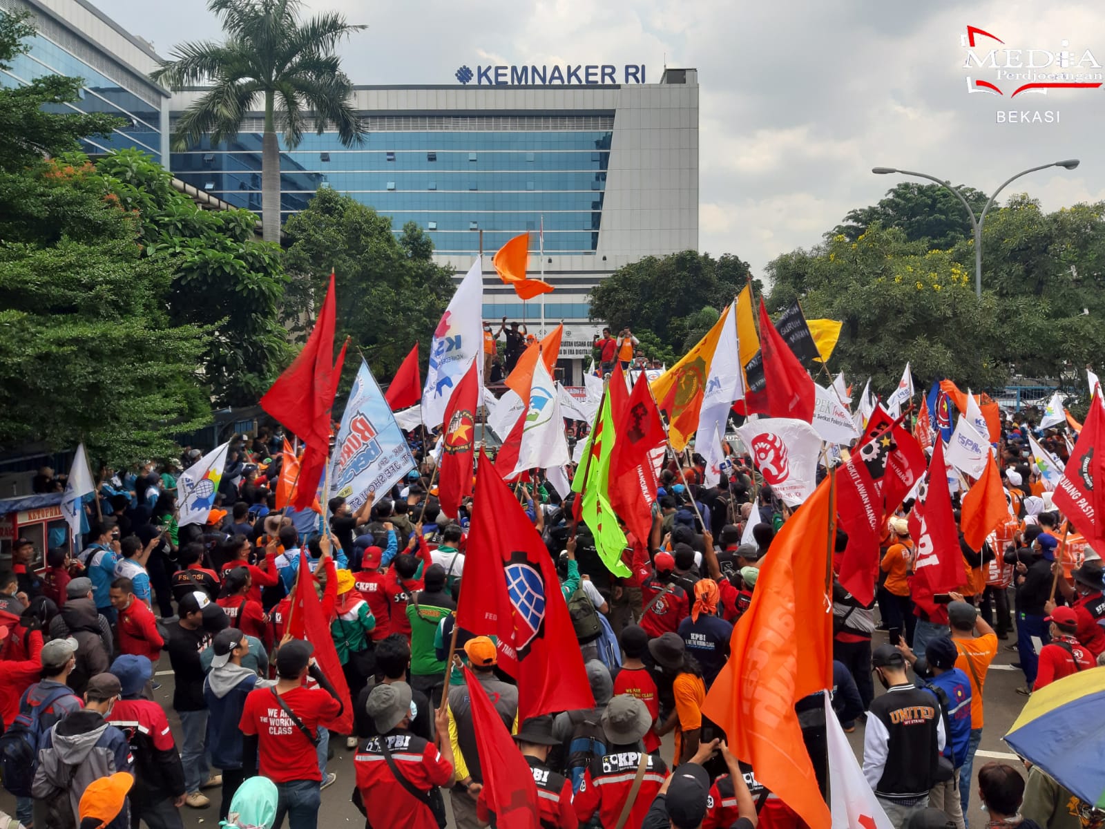 Pencairan JHT Dipersulit, Buruh Geruduk Kantor Kemnaker RI