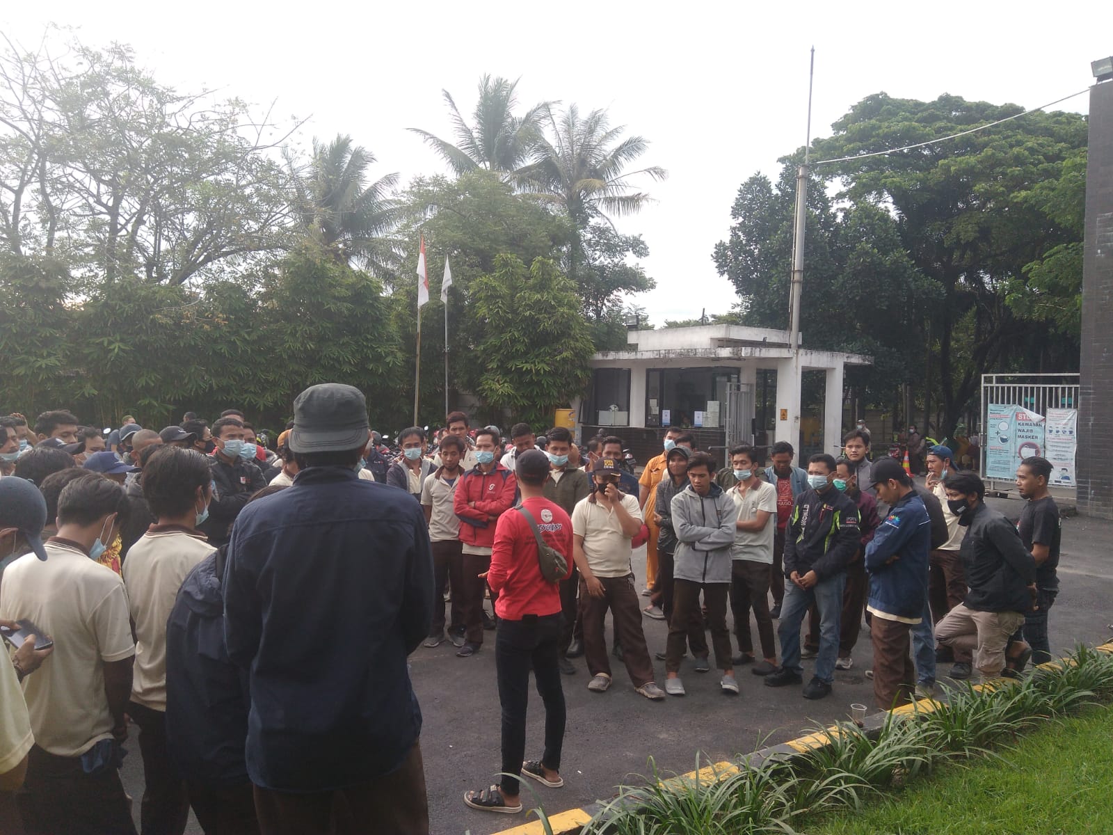 Perundingan Upah 2022 Tak Kunjung Selesai, Anggota FSPMI PT. Platinum Menunggu di Depan Gerbang Perusahaan