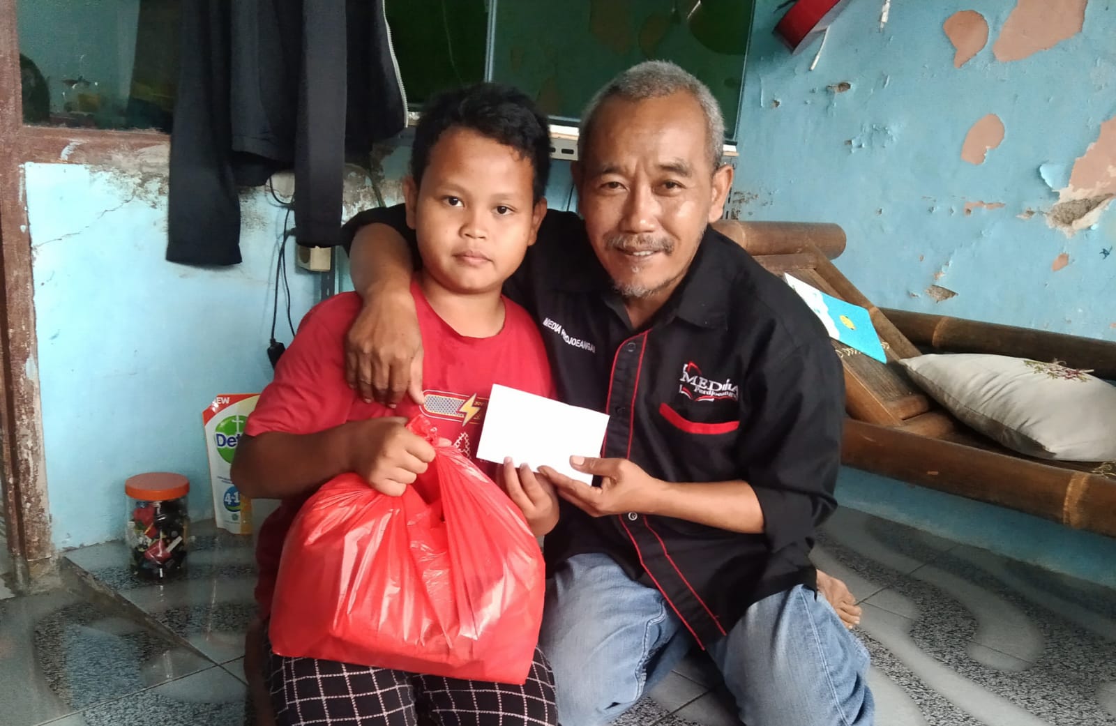 Jelang Anniversary Ke 15, Media Perdjoeangan FSPMI Berikan Santunan Anak Yatim