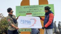 Membanggakan, Bendera FSPMI Berkibar di Puncak Merbabu 3.122 MDPL