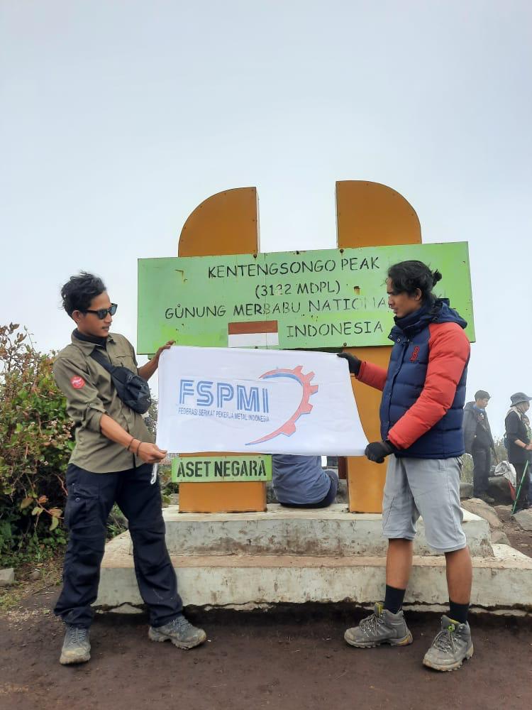 Membanggakan, Bendera FSPMI Berkibar di Puncak Merbabu 3.122 MDPL