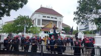 Tak Hanya di Graha Kepri, Buruh Batam Juga Gelar Aksi di Gedung DPRD Tak Hanya di Graha Kepri, Buruh Batam Juga Gelar Aksi di Gedung DPRD