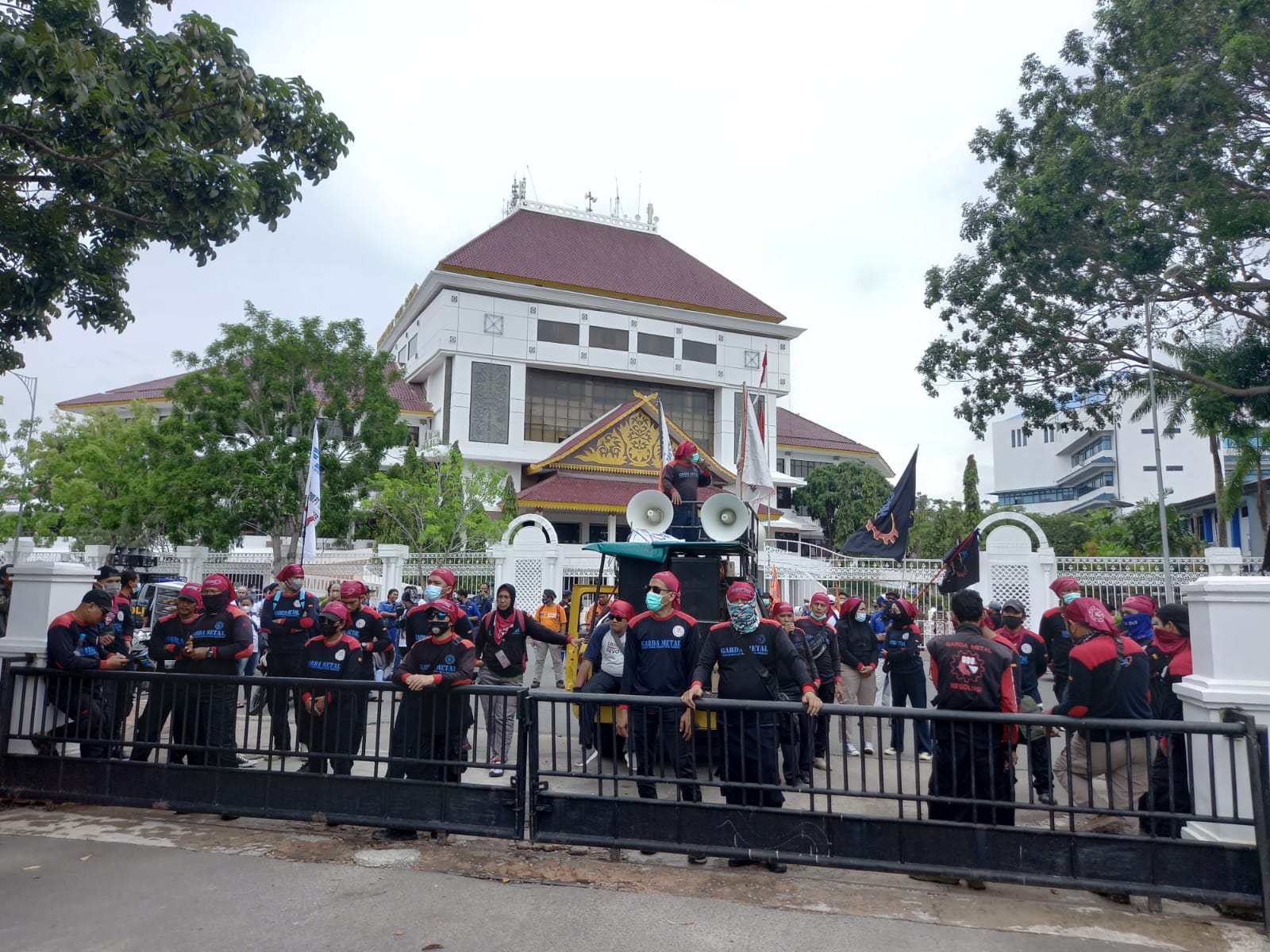 Tak Hanya di Graha Kepri, Buruh Batam Juga Gelar Aksi di Gedung DPRD