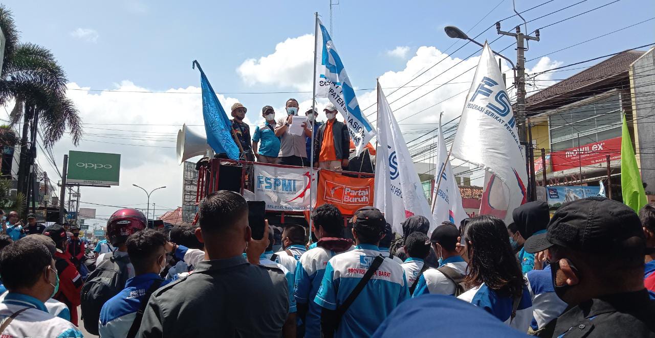 Buruh Aksi Depan DPRD KBB, Tuntut Cabut Permenaker No 2 Tahun 2022