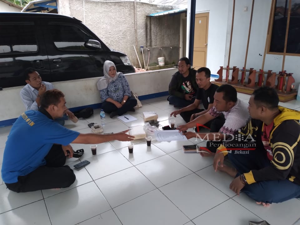 Datangi Saung Buruh Jababeka, Manajemen Rumah Sakit Cikarang Medika Berdiskusi dengan Jamkeswatch