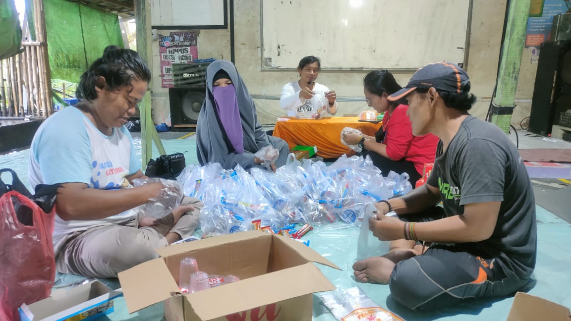 Semangat Berbagi Saat Ramadhan, Crew Omah Buruh Siapkan Takjil Untuk Pengguna Jalan yang Melintas