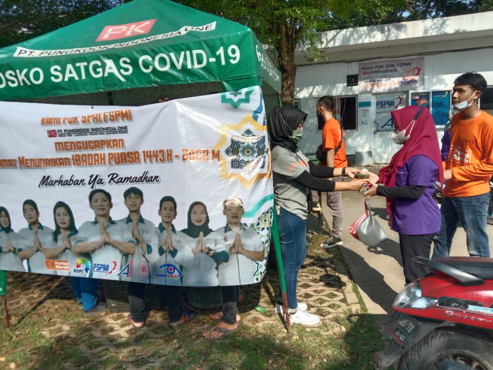 PUK SPAI FSPMI PT Pungkook Indonesia One Subang berbagi Takjil