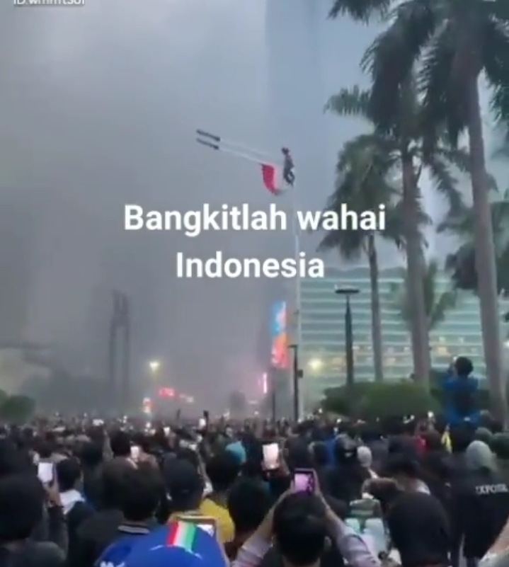 Puisi : Api Dalam Sekam