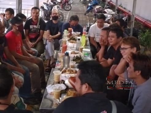 PUK SPAI FSPMI PT. Indokuat Sukses Makmur Adakan Diskusi Sambil Menunggu Waktu Berbuka Puasa