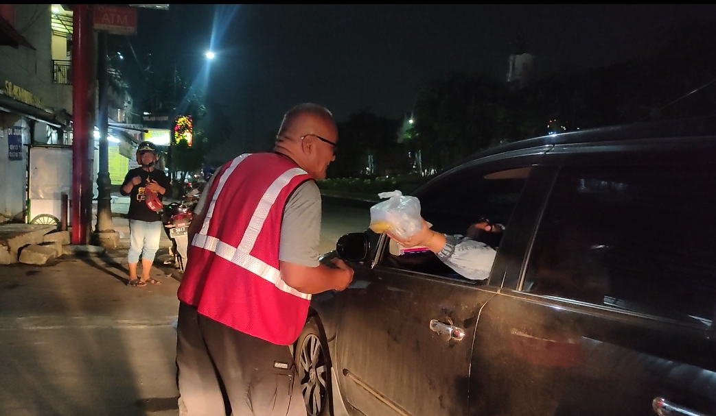 Pekerja Muda FSPMI Bagikan Nasi Box dalam Saur On The Road