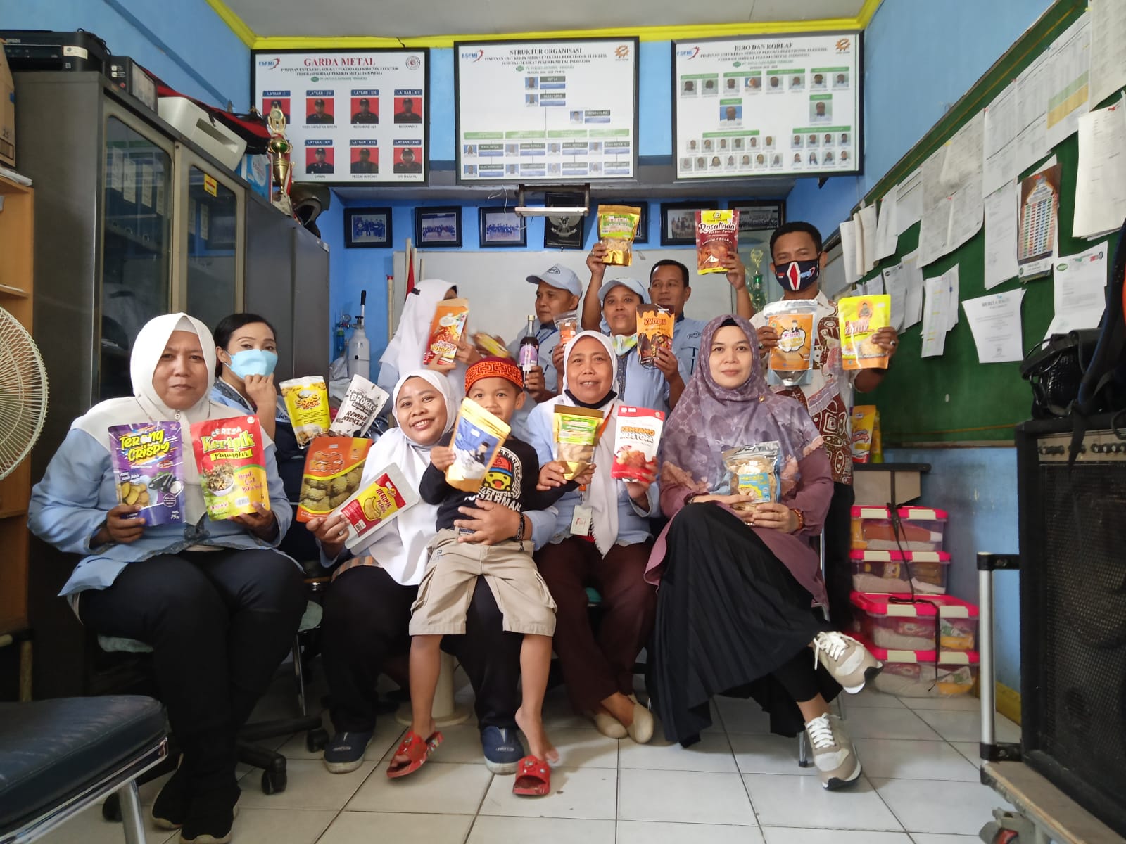 Istri Obon Tabroni Promosikan Oleh – Oleh Khas Bekasi dan UMKM di PUK SPEE FSPMI PT. Patco Elektronik Teknologi