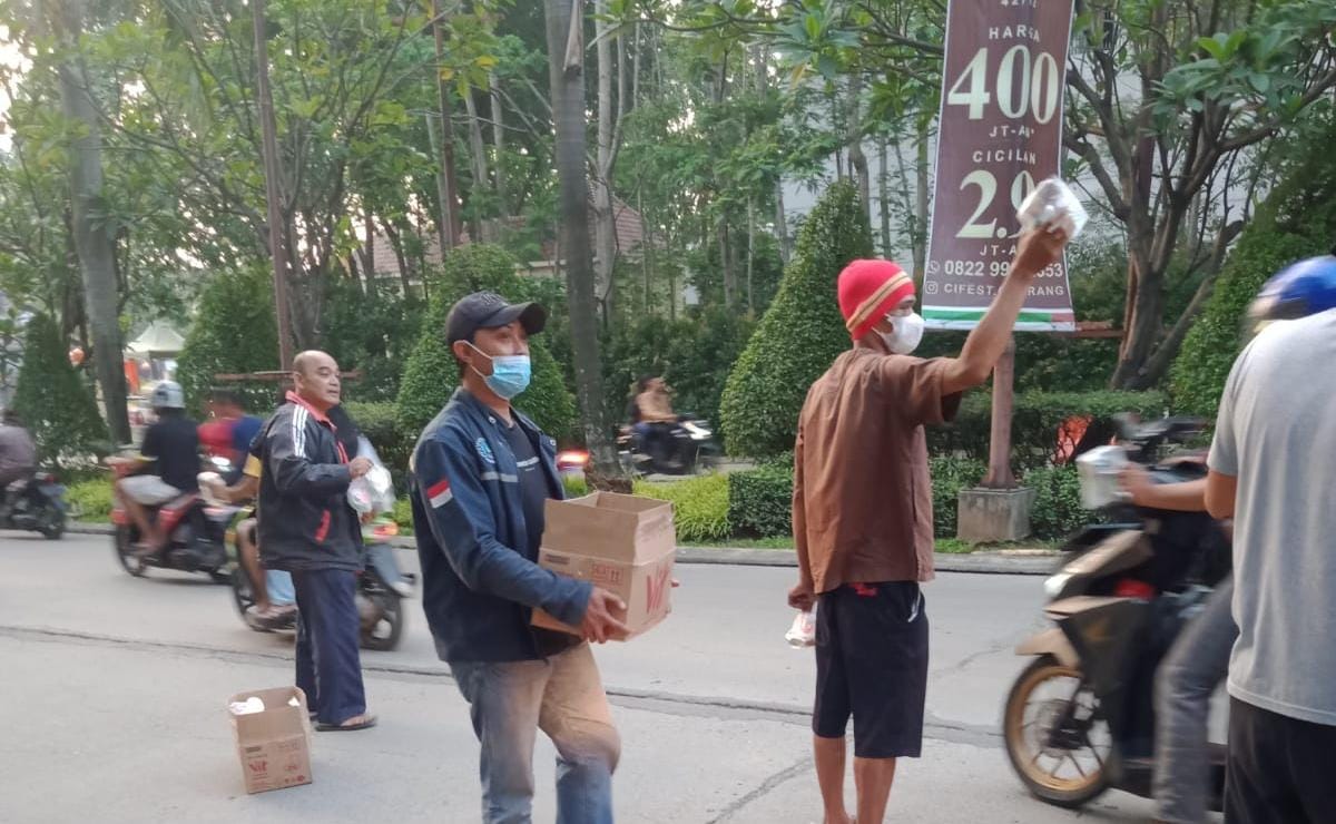 Serikat Pekerja FSPMI PT. STEPI Bagikan Takjil di Simpang Cifest Cikarang Selatan