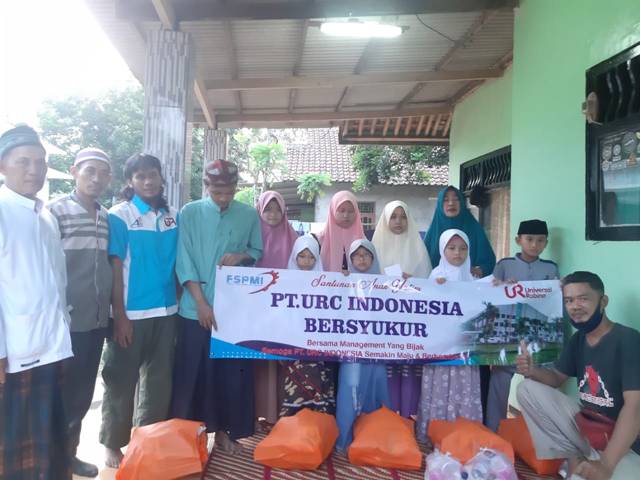 Berbagi Untuk Anak Yatim dalam Kegiatan PUK SPAI FSPMI PT. URC Indonesia Bersyukur