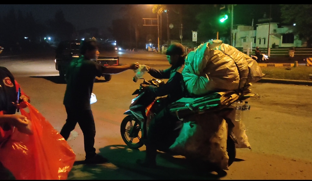 Sahur On The Road, Crew Omah Buruh Bekasi Bagikan Nasi Jelang Waktu Sahur