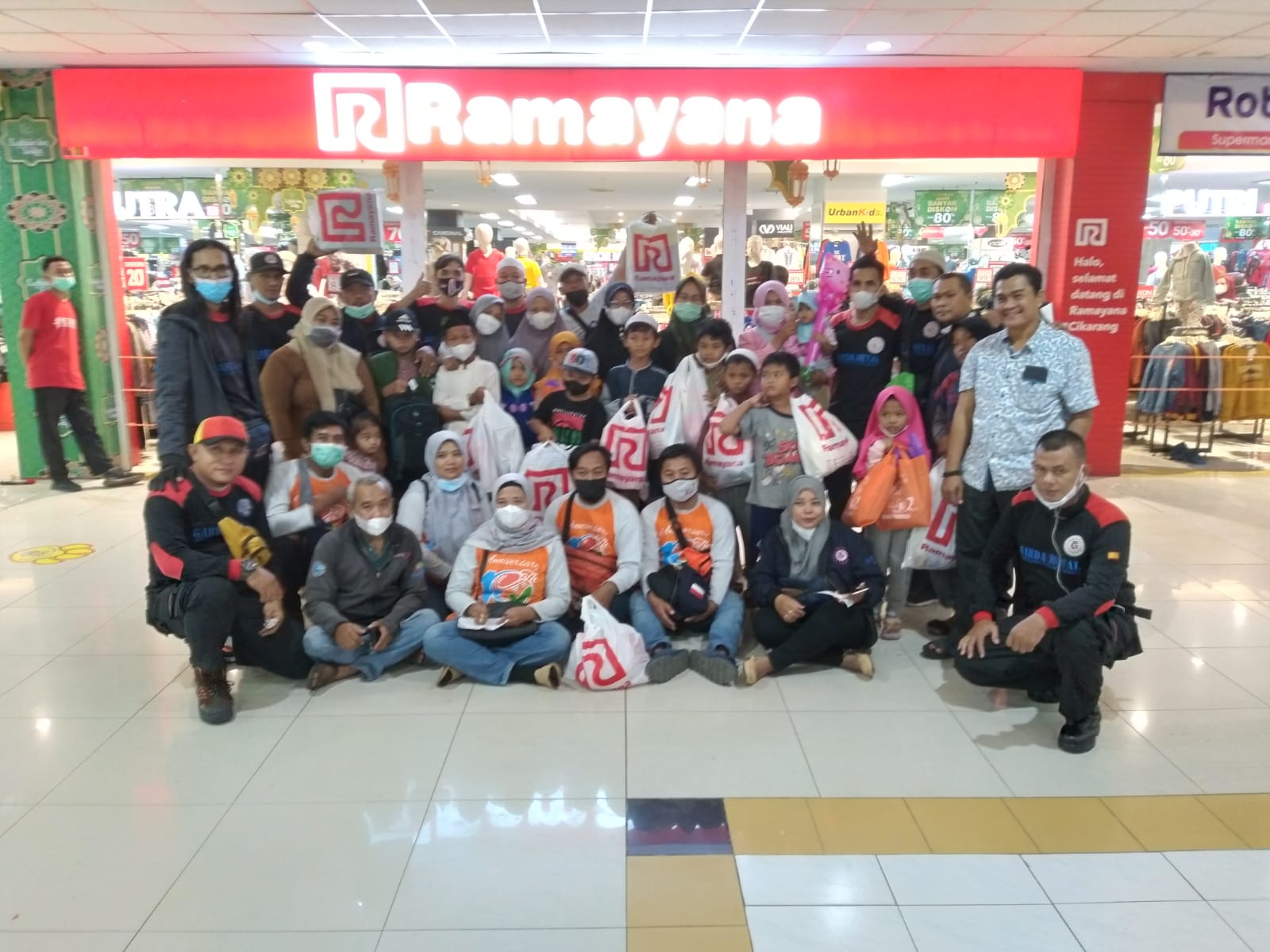 Saung Buruh Jababeka Senyum Bersama Anak Yatim