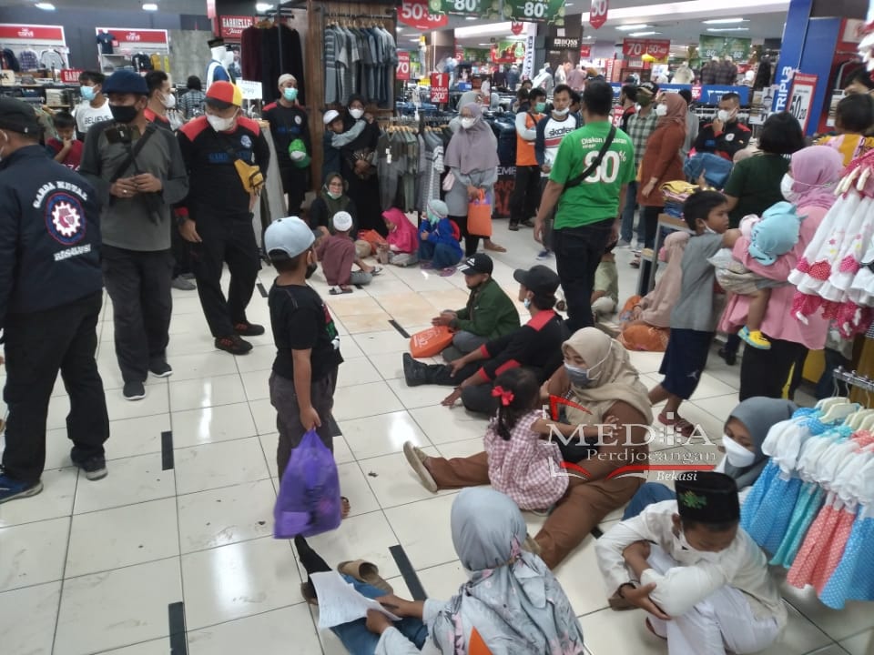 FSPMI Bekasi Ajak Anak Yatim Belanja Baju Lebaran