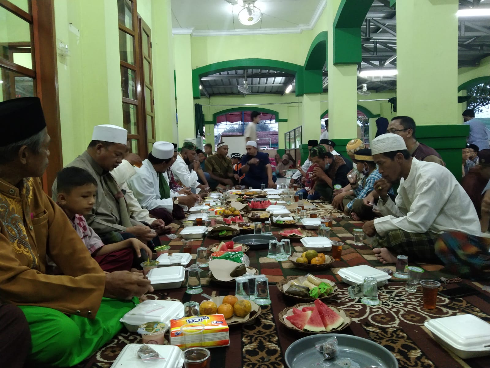 DKM Jami’ Al Maunah & RW 08 Asri Pratama Kolaborasi Laksanakan Ifthor Jama’i