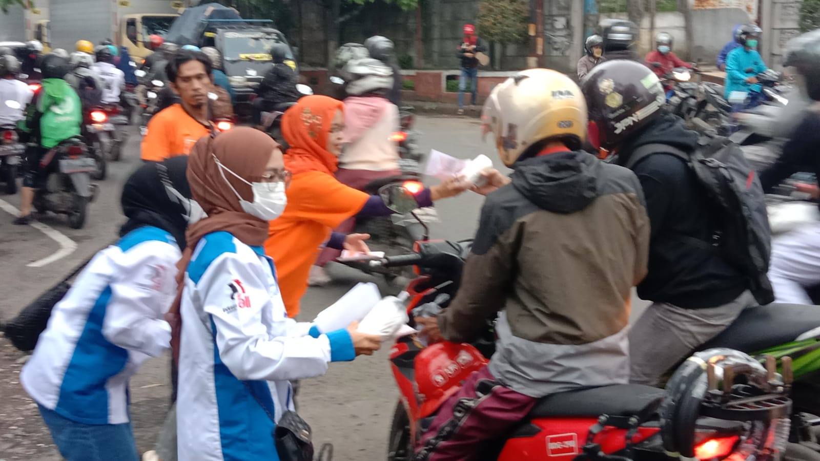 PC Dan PUK SPAI FSPMI Bandung Raya Bagikan Takjil