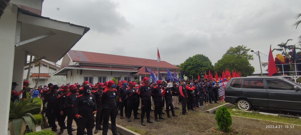Ratusan Buruh FSPMI Bersama KBPP Gruduk Disnakertrans Kabupaten Karawang Ada 8 Tuntutan Yang di Perjuangkan