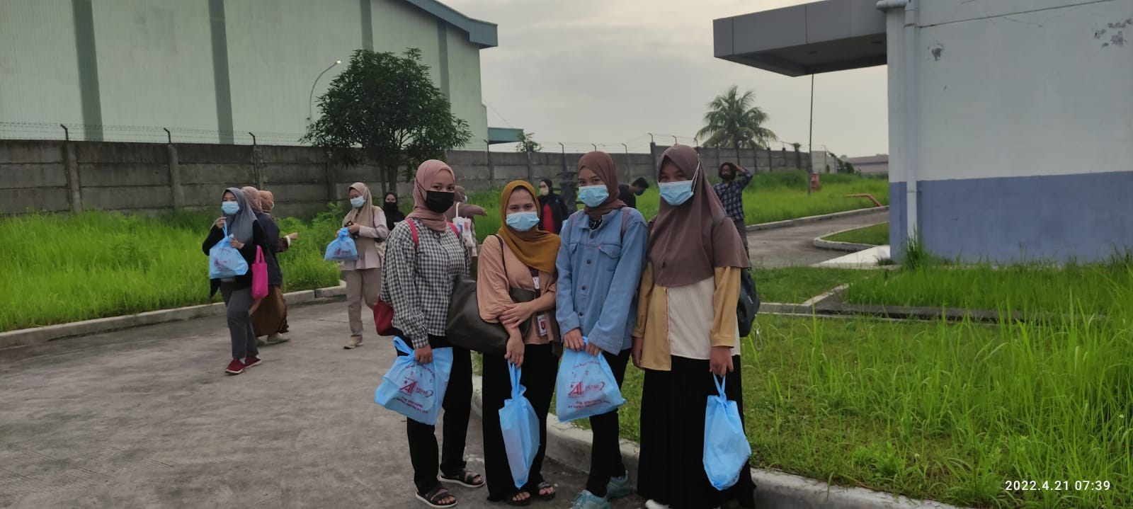 Pembagian Parcel Di Akhir Periode Kepengurusan PUK SPAI FSPMI PT. Nipro Indonesia Jaya Tahun 2019 – 2022