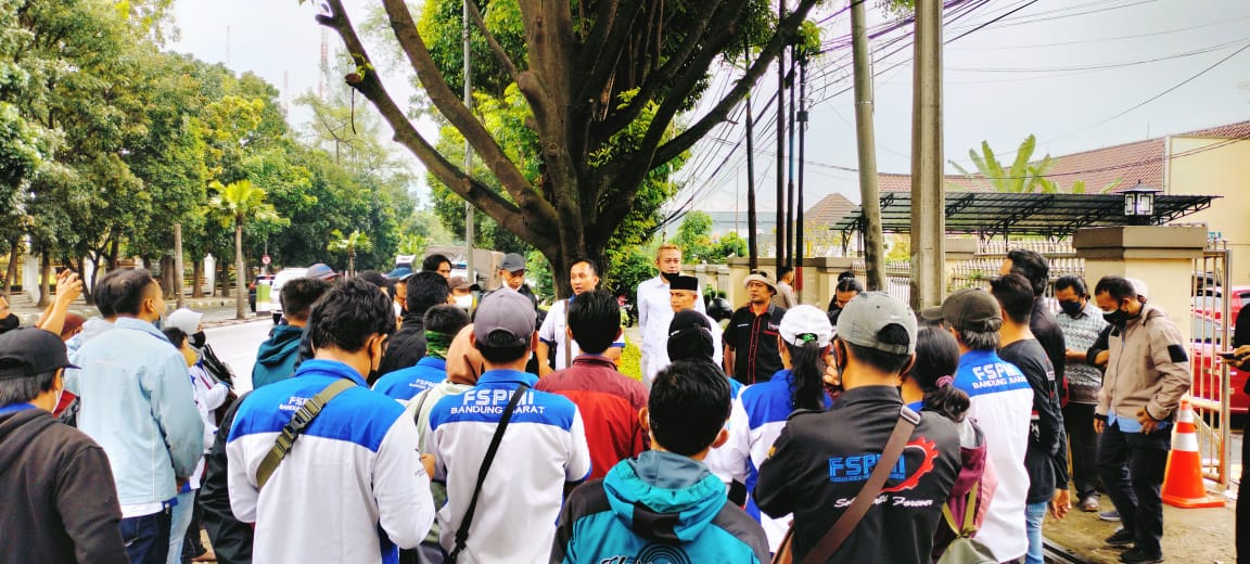 FSPMI Jabar Sampaikan Bukti Tambahan Dan Saksi Fakta Ke PTUN Bandung
