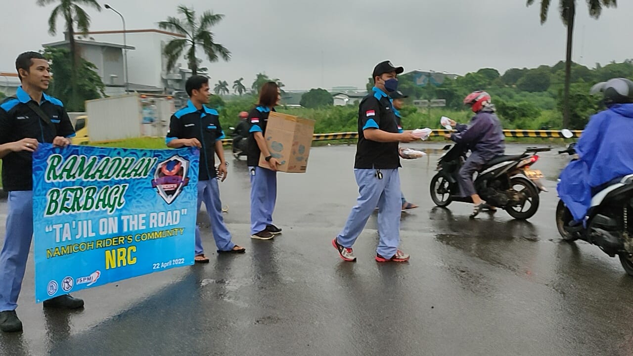 Namicoh Rider’s Comunity Berbagi Takjil dalam Agenda Perdananya