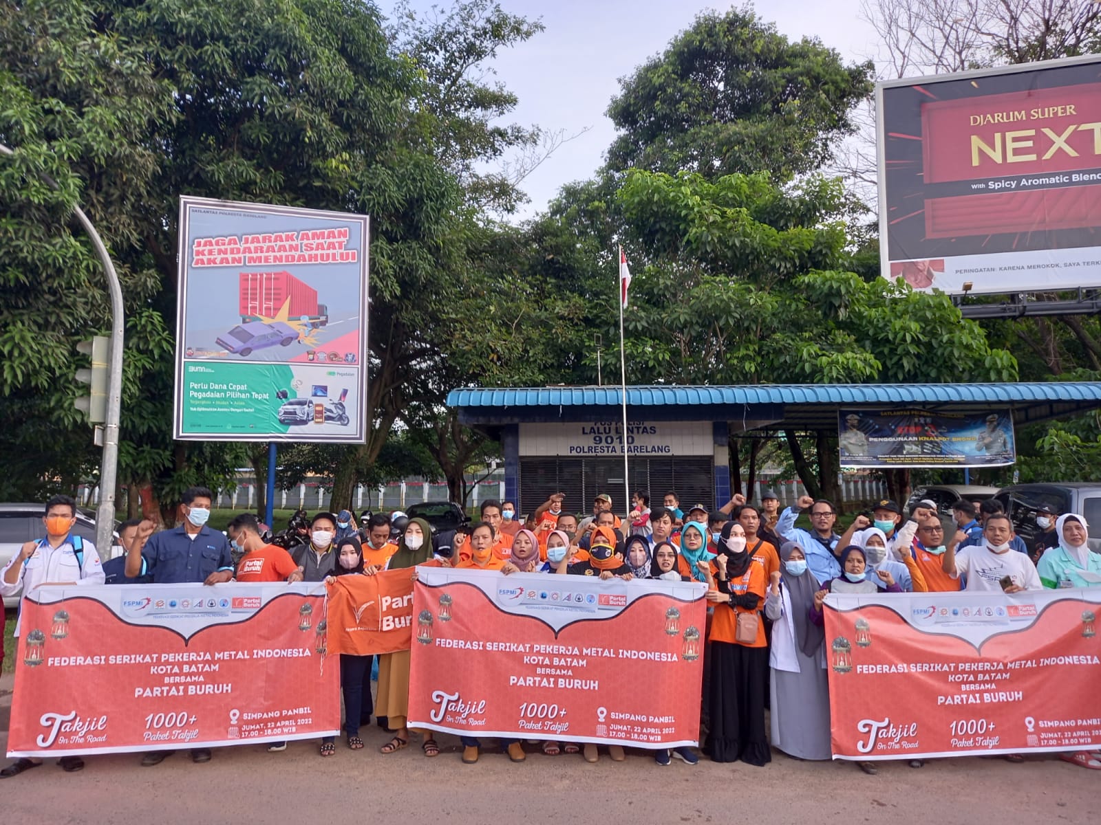 FSPMI Batam Bersama Partai Buruh Gelar Tajil On The Road di Simpang Panbil