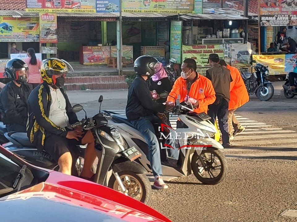 Jamkeswatch Bekasi Bagikan Takjil di Lampu Merah Cibitung