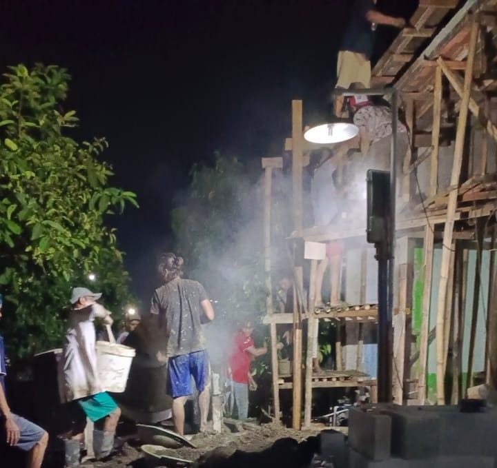 Usai Tarawih Tim Bandung Bondowoso Asri Pratama, Gotong Royong Bantu Pengecoran Rumah Bamus