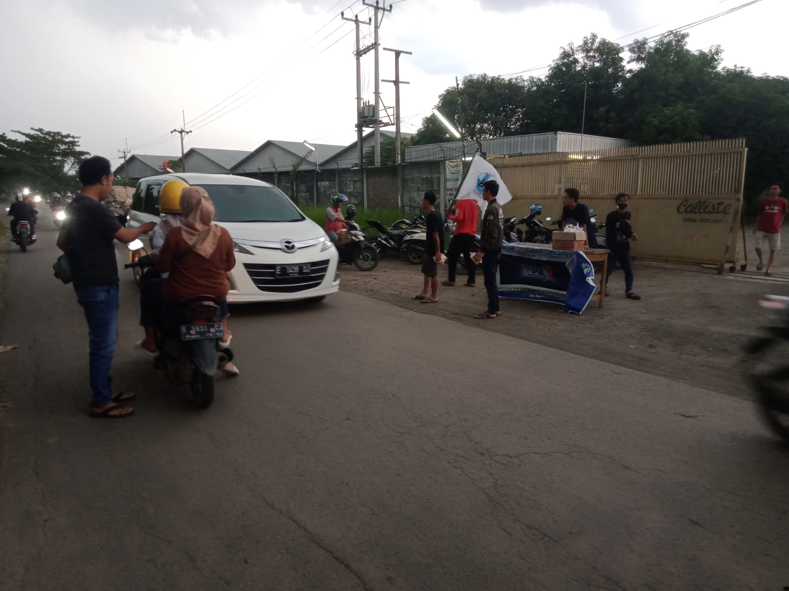 PC SPL FSPMI Cirebon Bagikan Takjil di Sekitar Lingkungan Pabrik