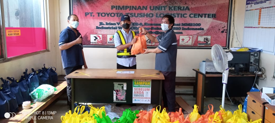 PUK SPAI FSPMI PT. Toyota Tsusho Logistic Center Berikan Bingkisan Lebaran untuk Anggota