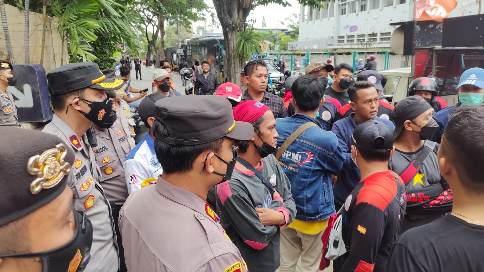 Solidaritas Untuk Mogok Kerja PUK SPAI FSPMI Tunjungan Crystal Hotel Dihalangi Aparat