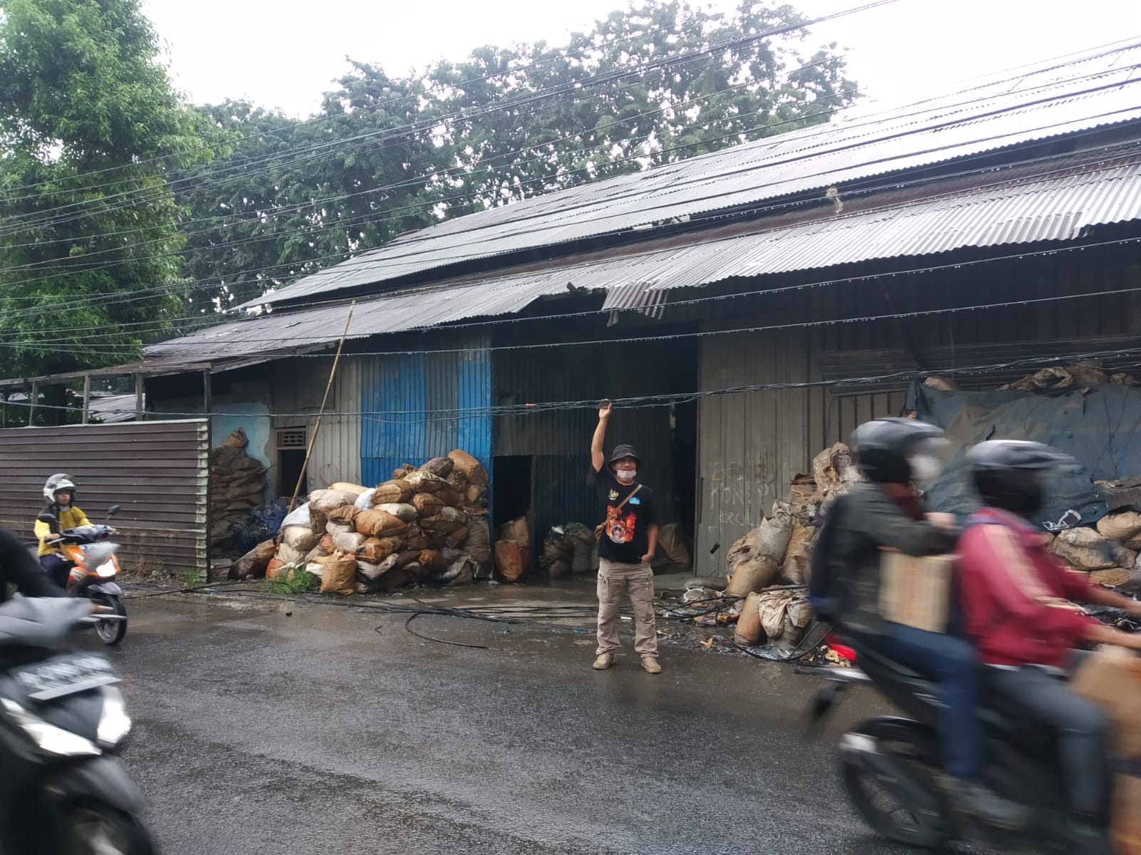 Lapor Kembali, Pasca Terbakar, Kabel PLN di Kalimalang Belum Dirapikan