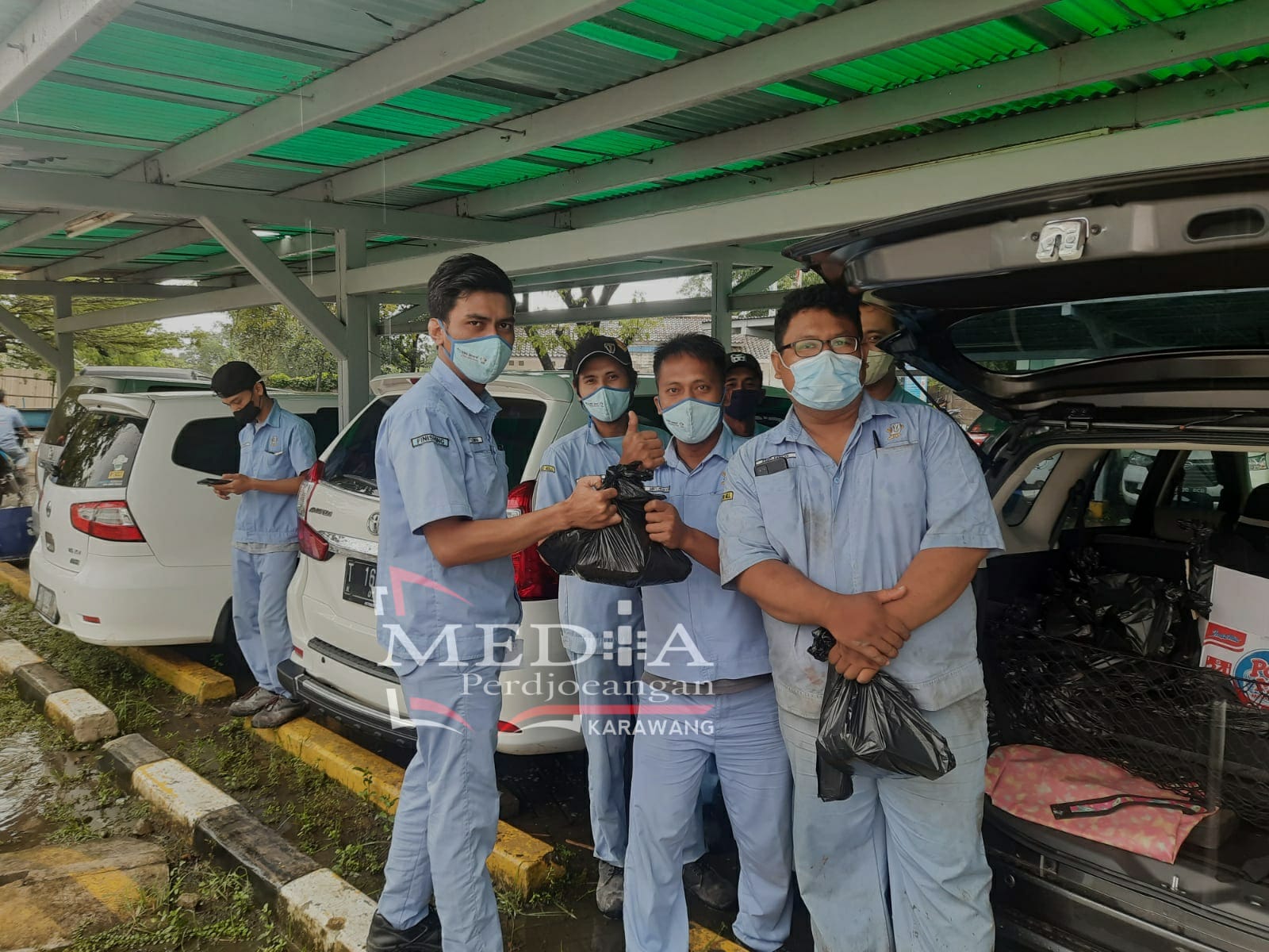 PUK SPAI FSPMI PT. Bangun Perkasa Adhitama Sentra (GRC board) Bagikan Bingkisan Lebaran Kepada Anggota