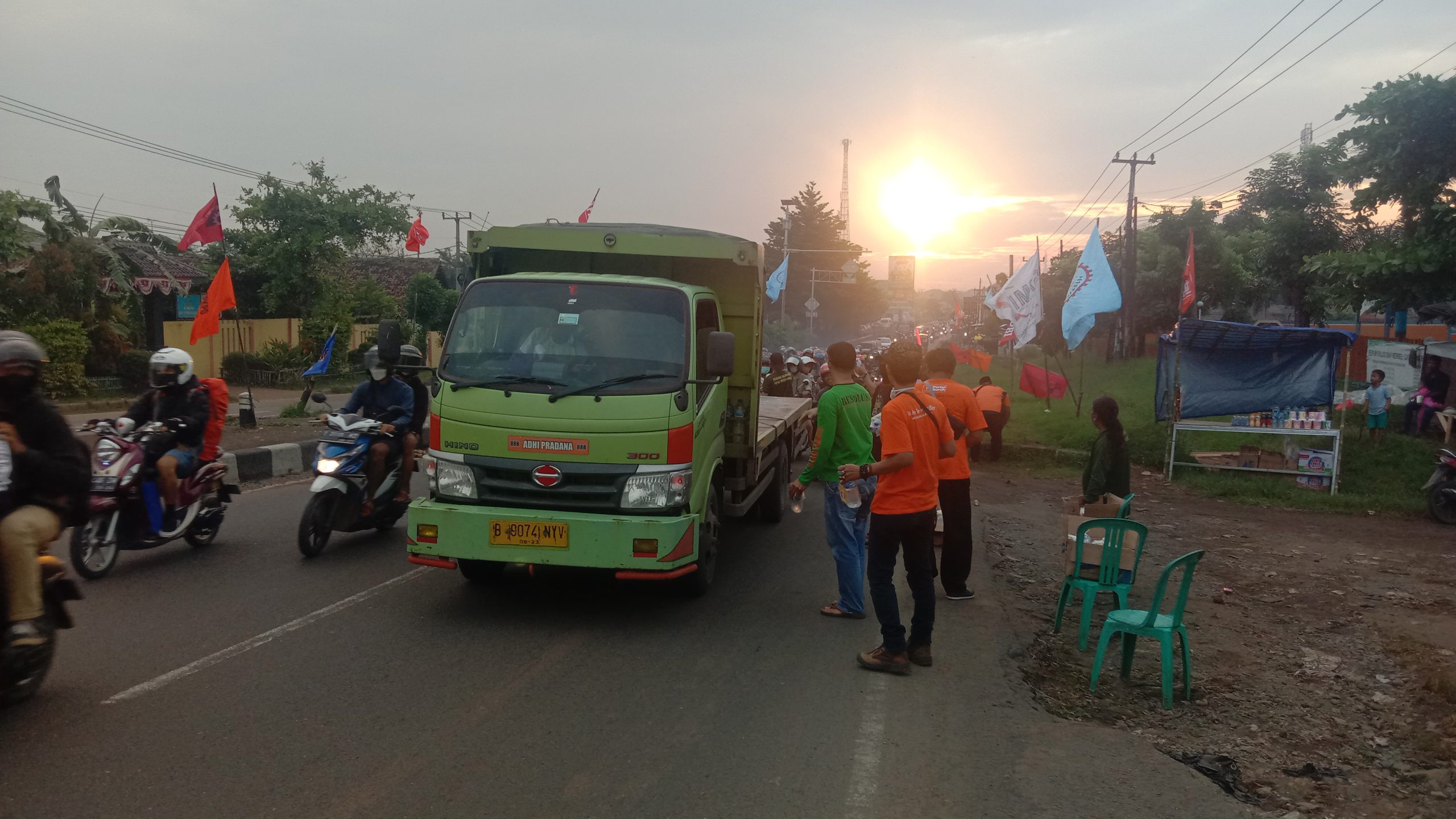 FSPMI Bersama Exco Partai Buruh Kabupaten Karawang Bagikan 300 Takjil Ramadhan di Hari Pertama Posko Mudik Partai Buruh