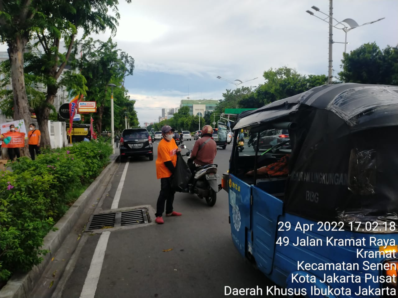 Sosialisasikan Partai Buruh, Exco DKI Jakarta Berbagi Takjil di Jalanan