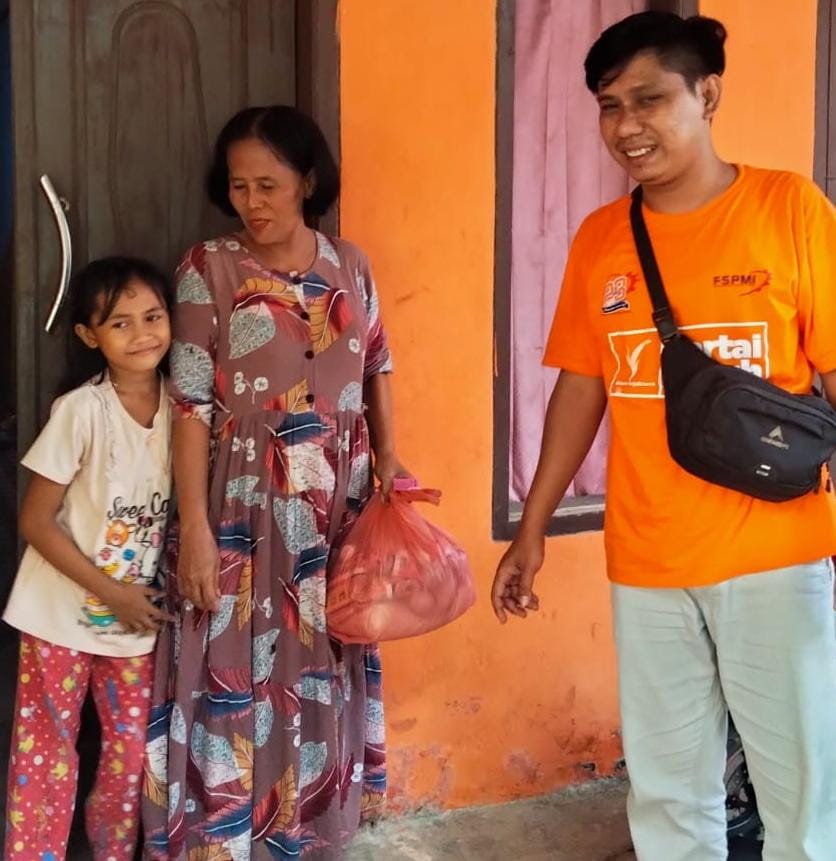 Jamkeswatch Dan Media Perdjoeangan Subang berbagi THR untuk Yatim Dan Jompo