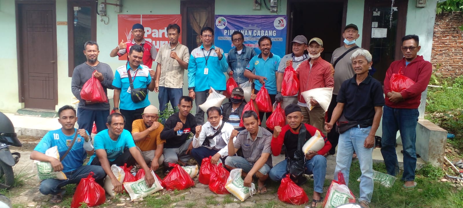 Aksi Solidaritas Sosial SPEE FSPMI Lampung Untuk Anggota Yang Tidak Dapat THR