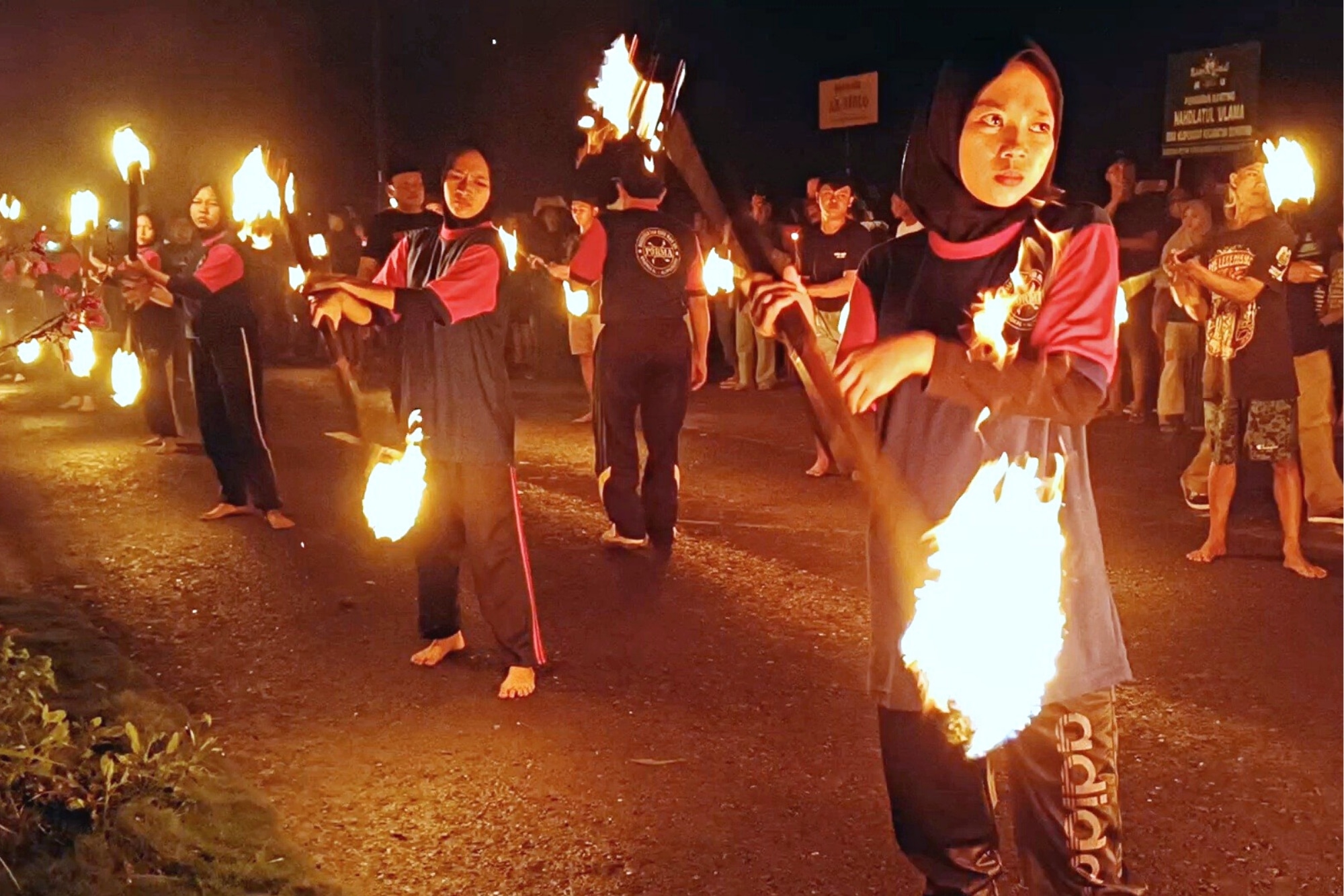 Warga Klopogodo Kebumen Lestarikan Tradisi Pawai Oncor dan Abit yang Hampir Punah