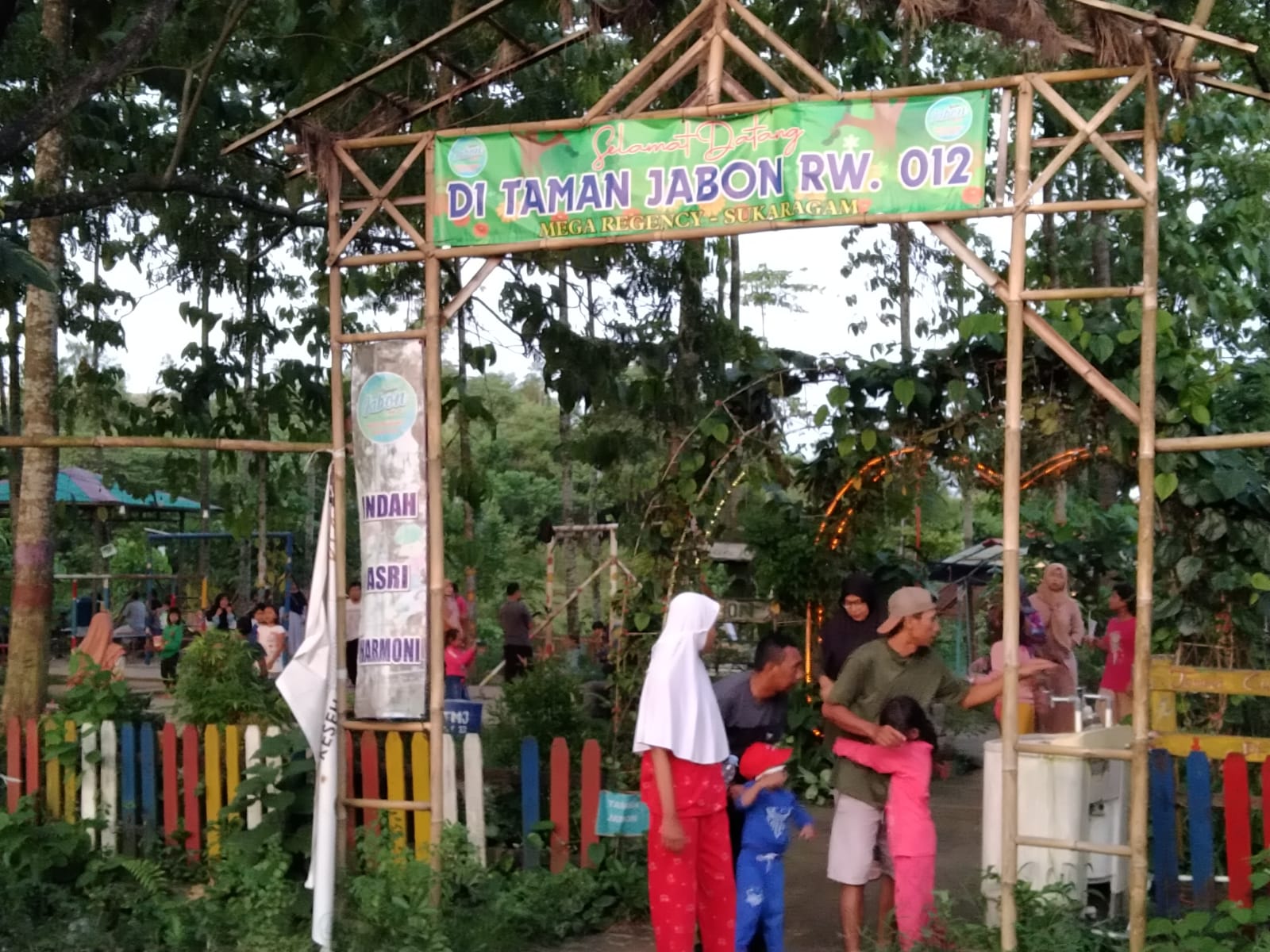 Rekreasi Gratis di Taman Jabon RW. 12 Mega Regency Sukaragam
