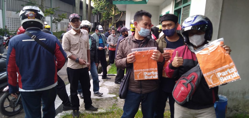 Serikat Pekerja Logam FSPMI Bima Cimahi Bagikan Kaos Orange Kepada Seluruh Karyawan