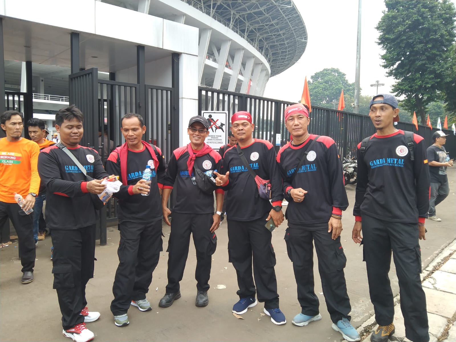 Ribuan Peserta May Day Fiesta Suka Rela Serahkan Korek Api