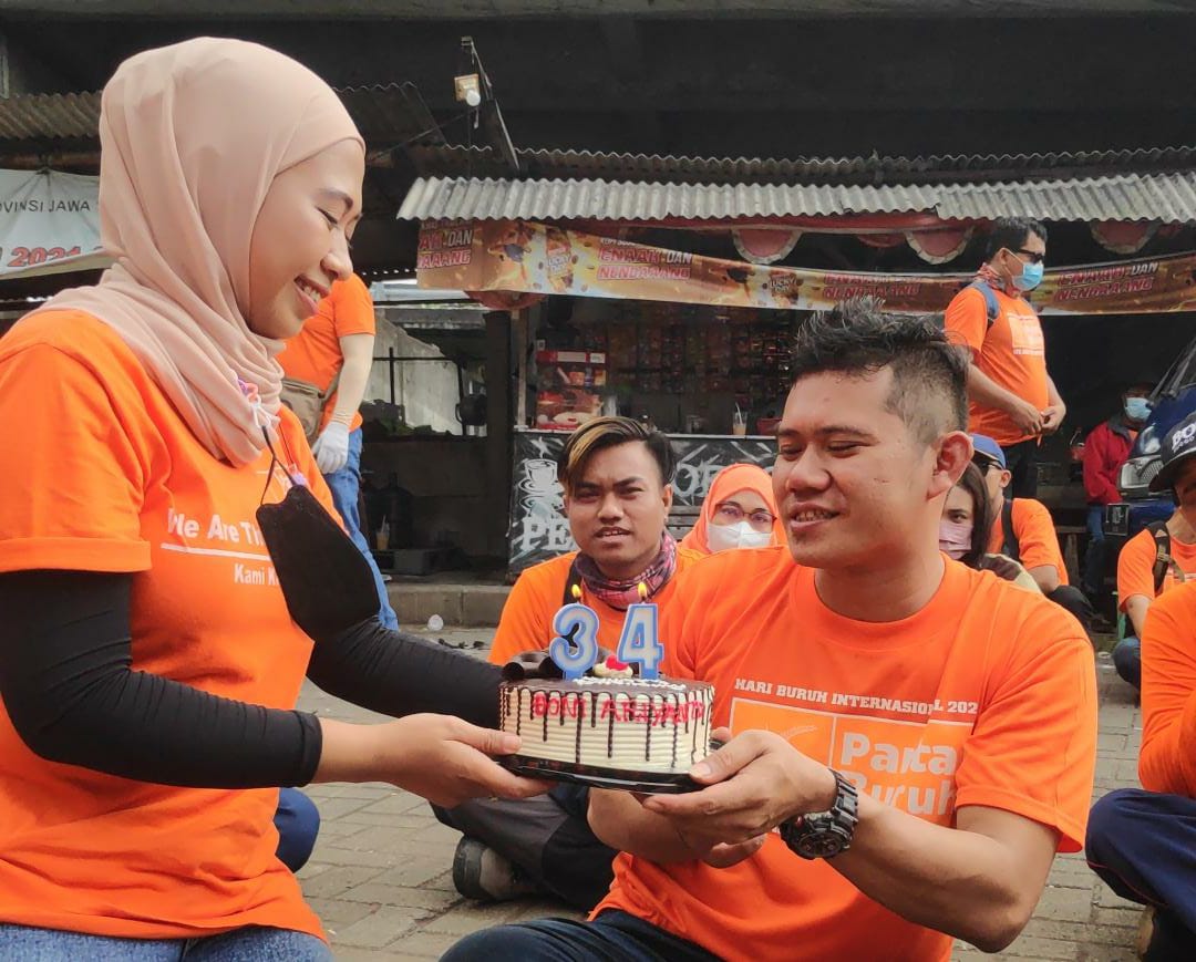 Massa Aksi FSPMI Surabaya Rayakan Ultah Doni