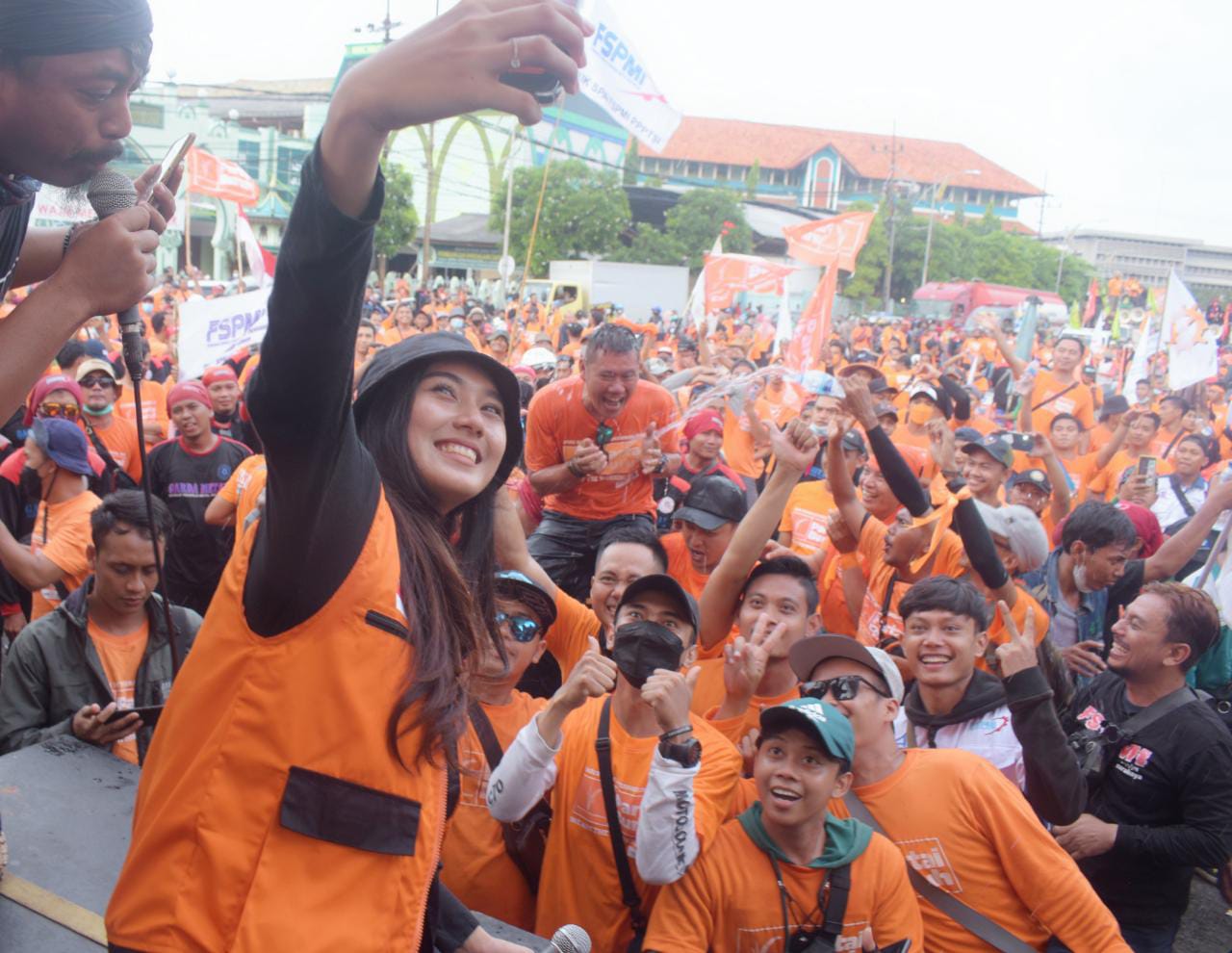 Jadi Artis Dadakan, Buruh Cantik Asal Pasuruan Meriahkan Peringatan Hari Buruh di Jawa Timur