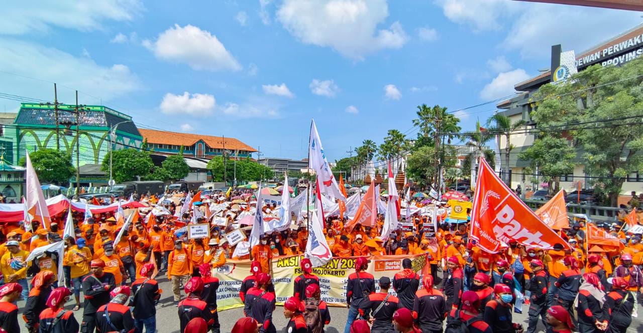 Kantor DPRD Jawa Timur Dipenuhi Warna Oranye